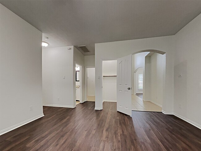 Photo - 2213 Oak Cir Dr N