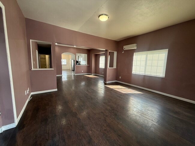 Photo - 1341 W 47th St