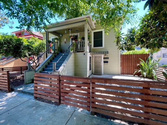 Building Photo - MIDTOWN / ICE BLOCKS Spacious 2 Bed 1.5 Bath Duplex in Great Location! 1915 1/2 18th St