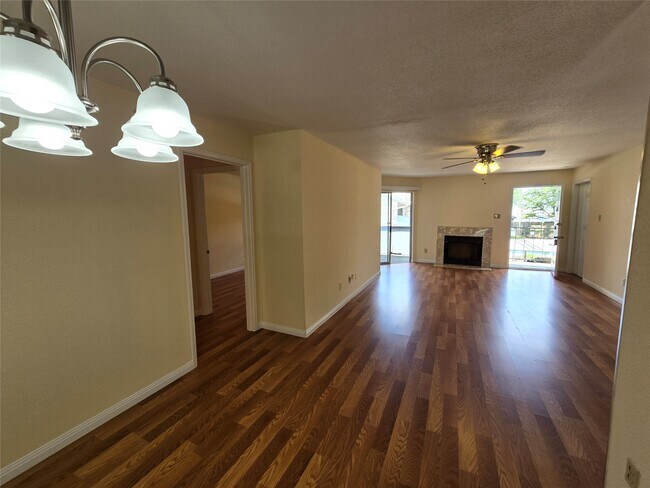 Building Photo - 9797 Leawood Blvd Unit 1420