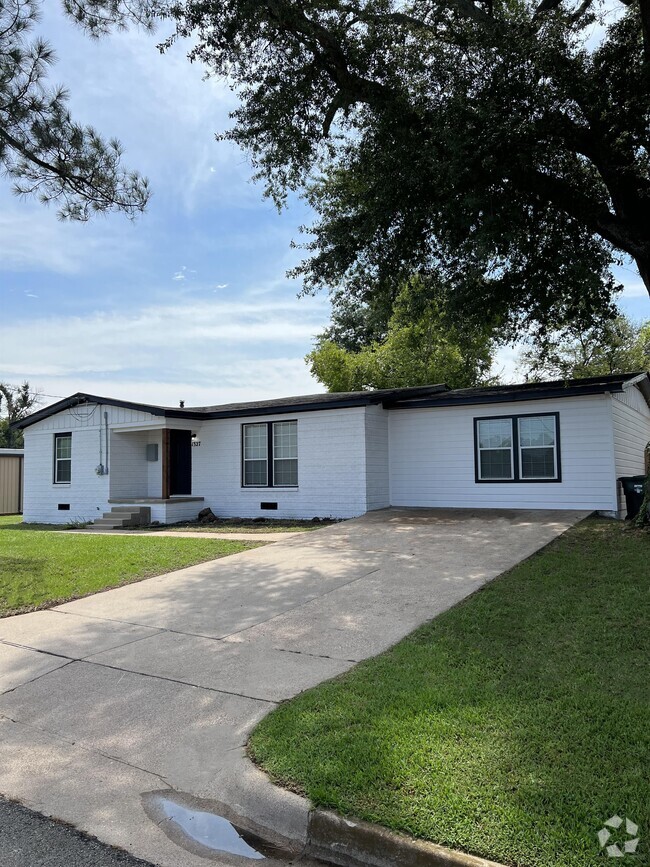 Building Photo - 1327 Lamar St Rental