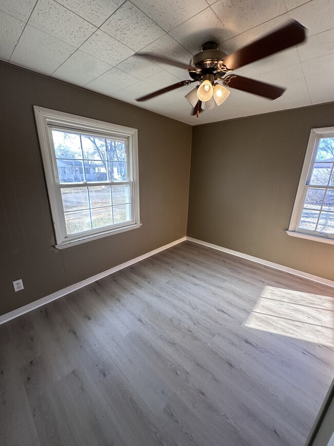 Photo - 325 N Cavender St