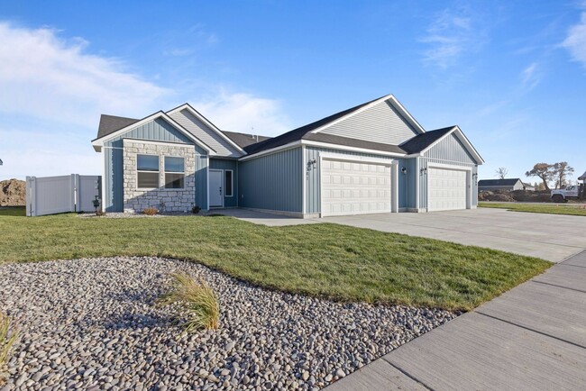 Photo - LEASE TAKE OVER PLEASE CALL TENANTS BRITTNEY 480-868-7733 OR Gunner Norton 480-450-0666 -FOR THIS...