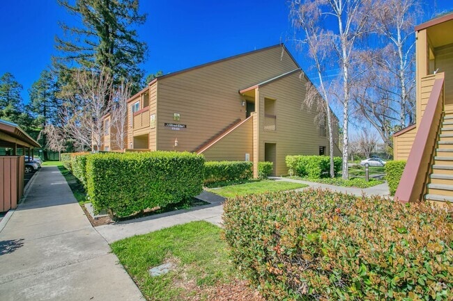 Building Photo - 2 Bedroom, 2 Baths Condo in Serra Crest Co...