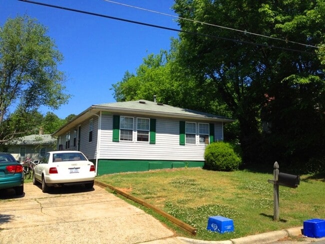 Building Photo - Great location! 4br house w/ parking, larg...