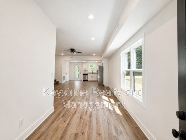Photo - 925 Ford St