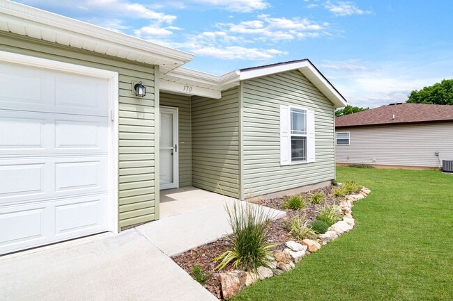 Photo - 3 bedroom 2 bath 2 Car Garage with fenced yard for rent, Hollister, MO