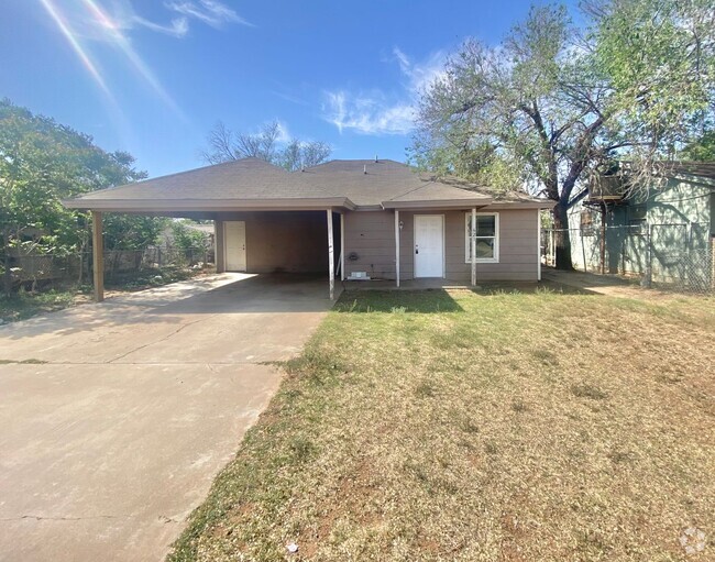 Building Photo - 3 bedroom near I-27 now available. Rental