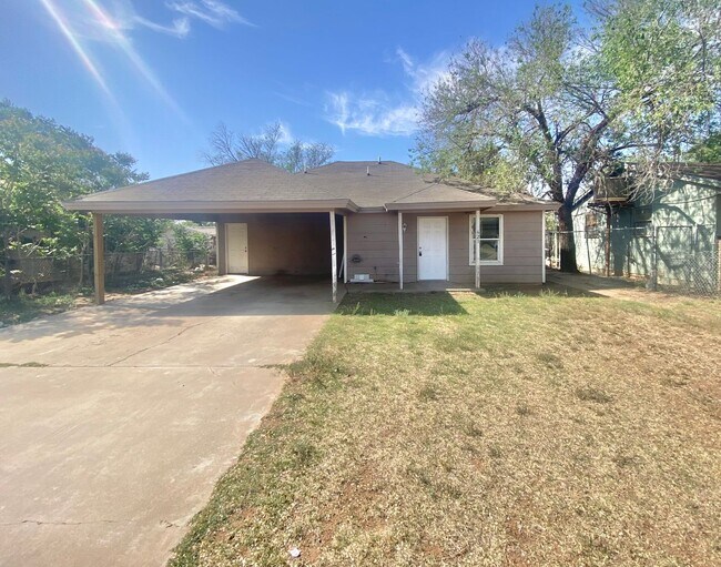 3 bedroom near I-27 now available. - 3 bedroom near I-27 now available. Casa