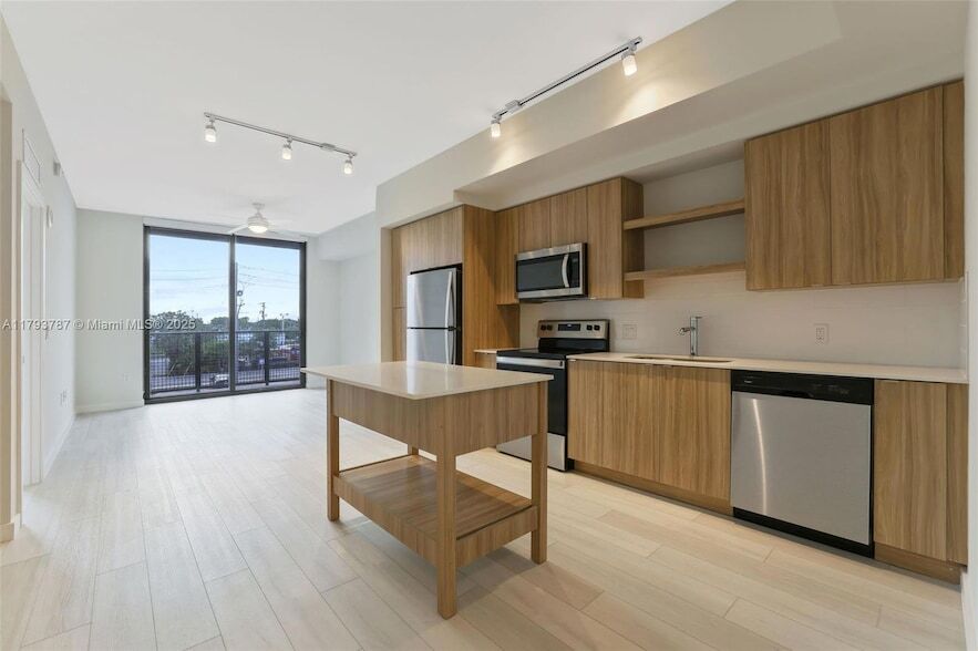 Photo - 555 NE 8th St