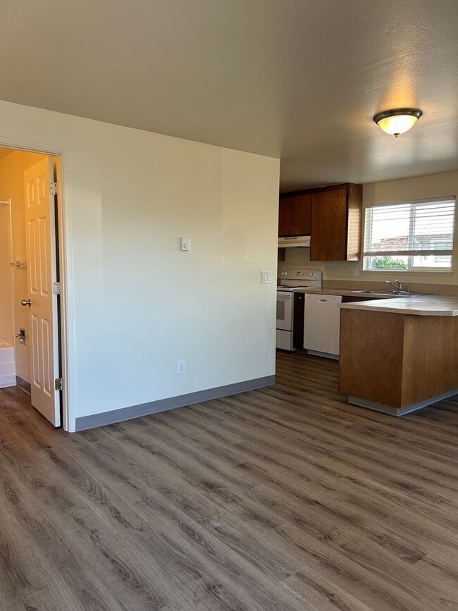 Photo - (526) Halpert Duplexes - 4 Bedroom / 2 Bathroom Unit 1427