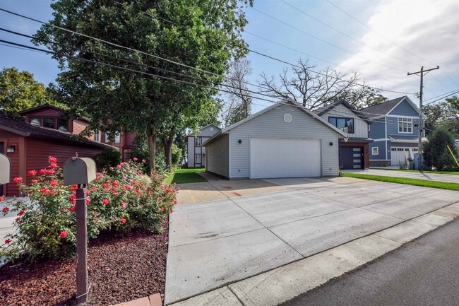 Photo - 2159 Middleton Beach Rd