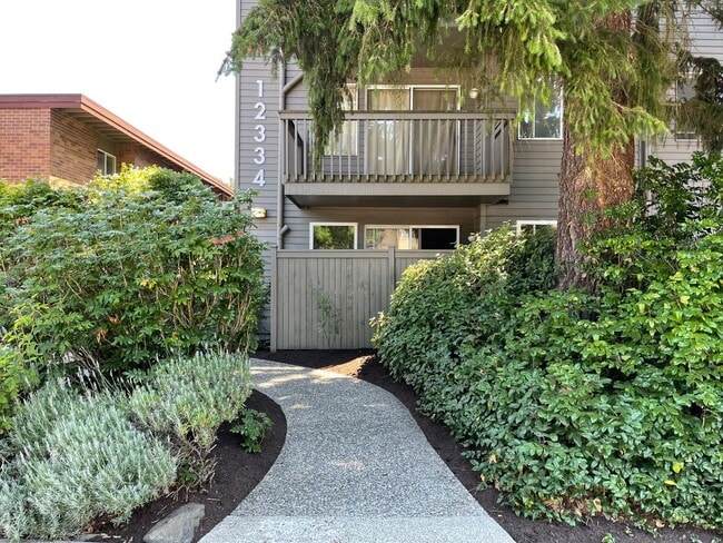 Building Photo - Hidden Gem in Northeast Seattle w/ In-Unit Washer/Dryer! Unit 102