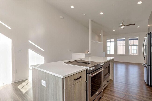 Photo - 906 Brees Ct