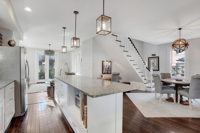 Photo - 799 S Lazelle St