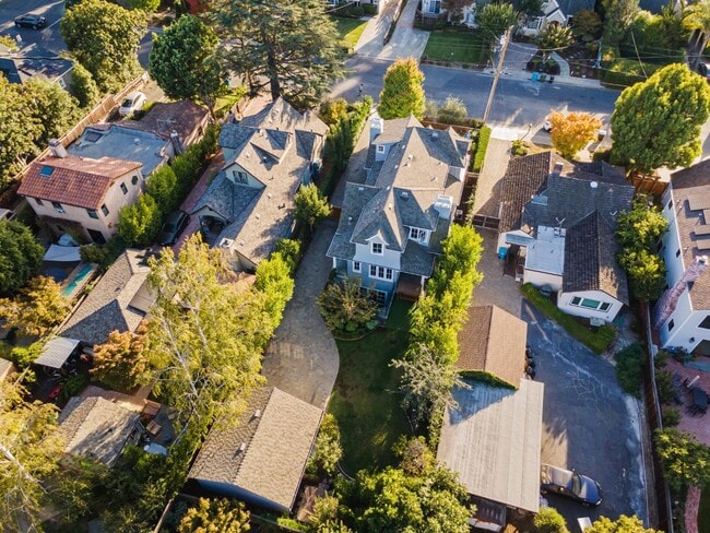 Building Photo - 240 University Dr