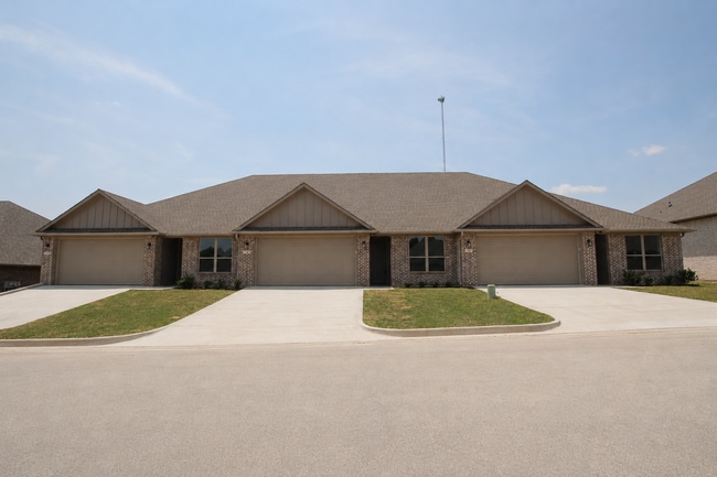 Building Photo - Luxury 3 Bedroom 2 Bath Townhomes in Bullard ISD!