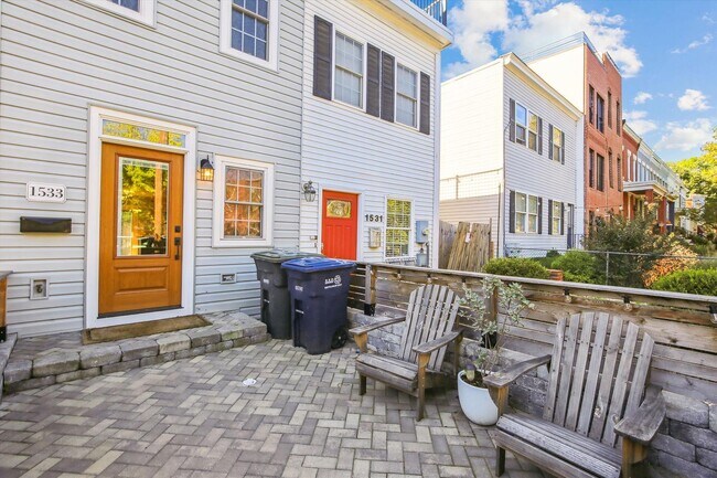 Photo - Spiffy 3 Bedroom, 2 Full Bathroom Rowhome just steps from Lincoln Park!!