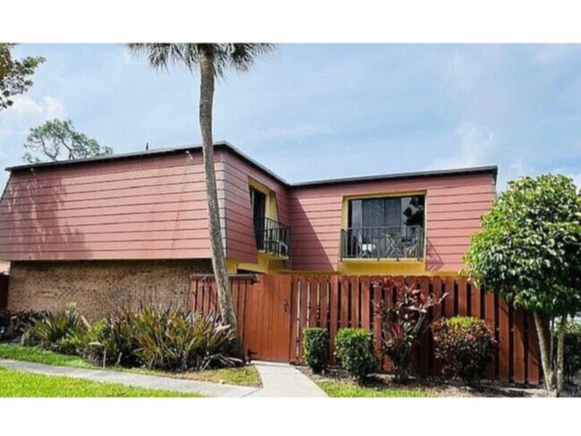 Building Photo - 3 Bedroom 2.5 Bath Townhome! Water Include...