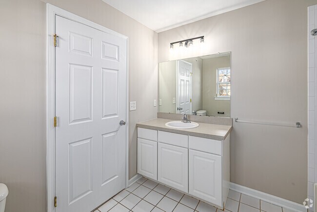 2BR, 2BA - 1,500SF - Bathroom