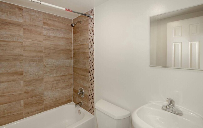 Photo - 212 Orange St SE