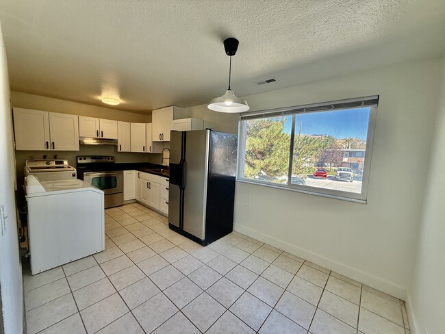 Photo - 768 N Redwood Rd