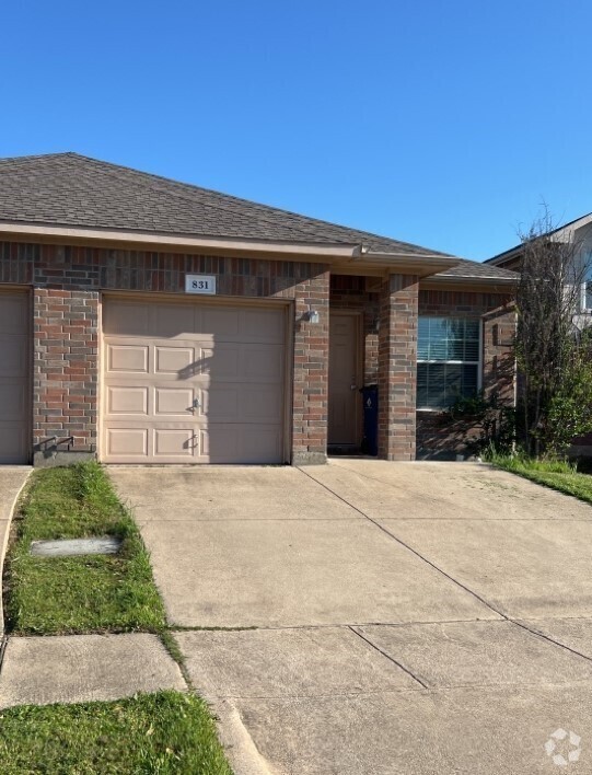 Building Photo - Stunning Duplex 2/2 duplex in Burleson Rental