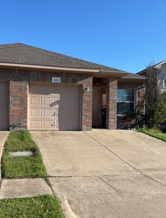 Stunning Duplex 2/2 duplex in Burleson - Stunning Duplex 2/2 duplex in Burleson Townhome