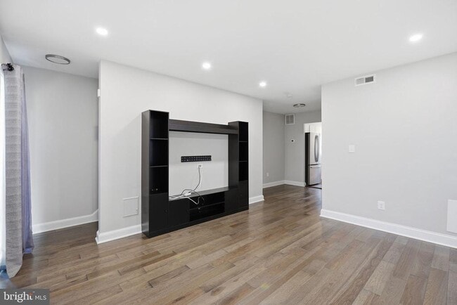 Photo - 422 Burbank St SE