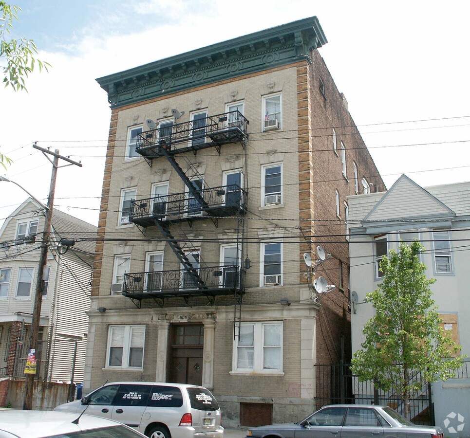 Photo - 447 N 5th St Apartments