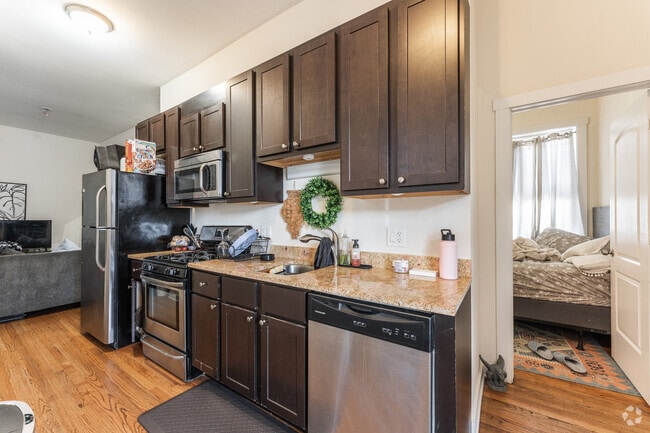 Building Photo - 2146 W Chicago Ave Unit 2R Rental