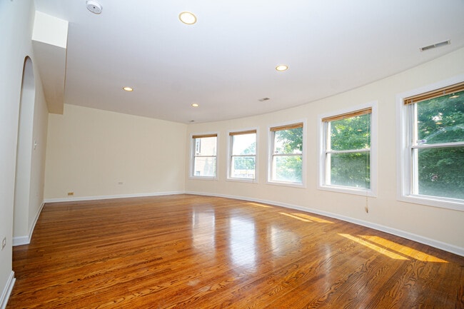 Photo - 7554 N Claremont Ave Unidad 2