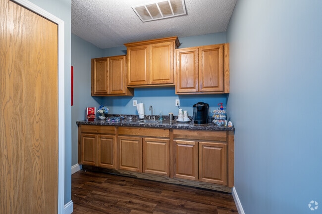 Oficina - Cocina - Clinton Manor Apartments