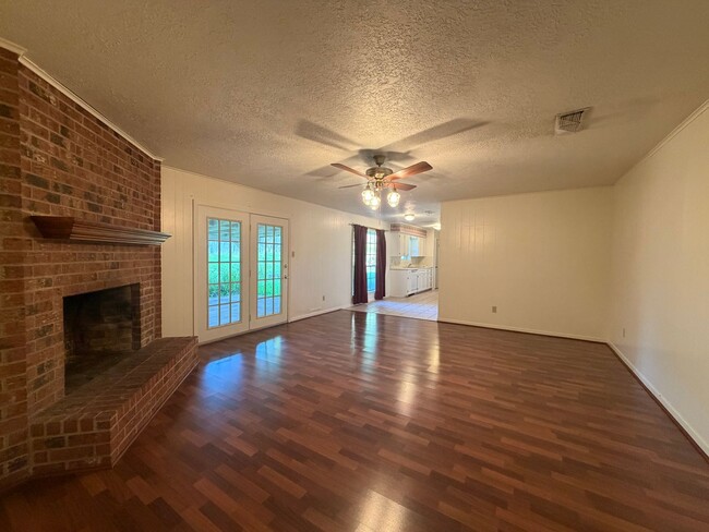 Photo - 3 bedroom 2 bath house with 2 car garage