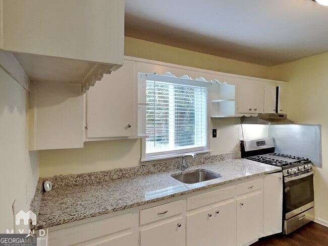 Photo - 742 Quaker St SW