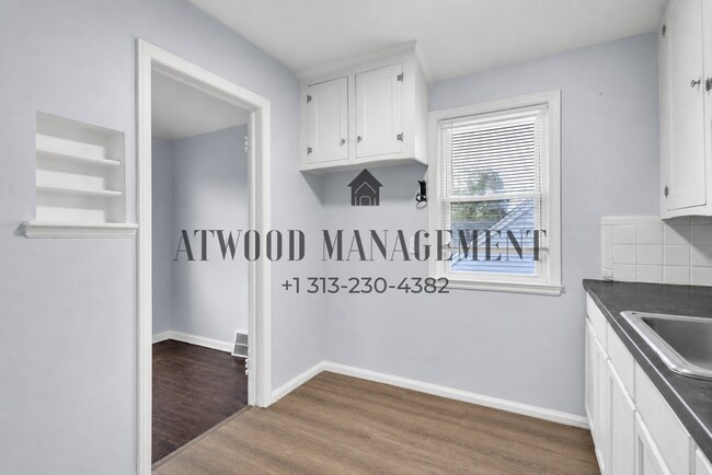 Photo - 14118-20 Evergreen Rd Unit 14120 Evergreen - Upper