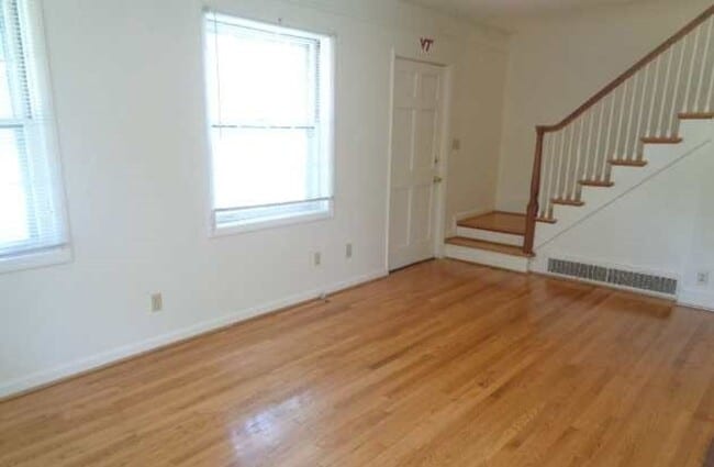 Photo - 614 Progress St NE