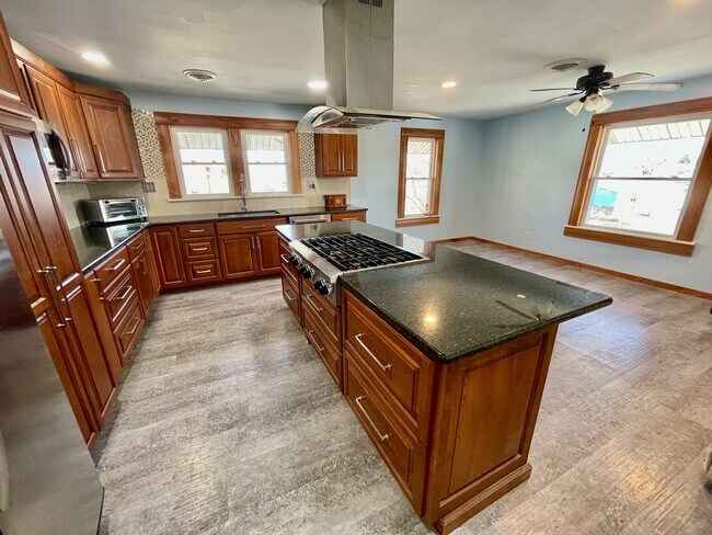 Photo - 1403 S Main St