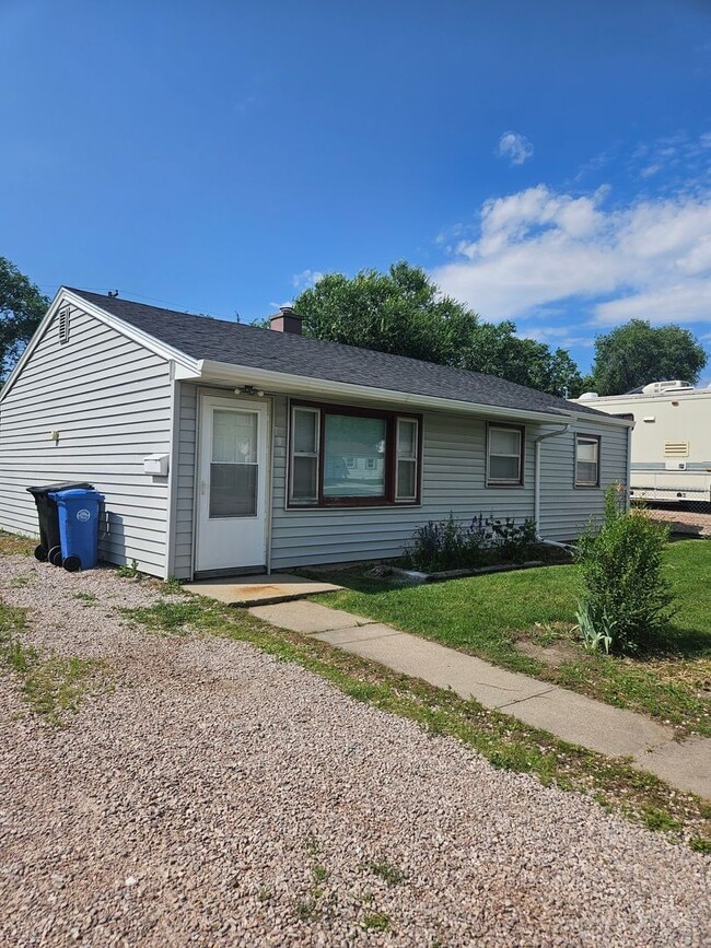 Building Photo - 3 BED | 1 BATH | SINGLE-LEVEL HOME | ROBBI...