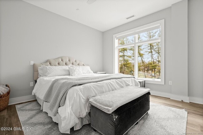 Photo - 1381 E Putnam Ave