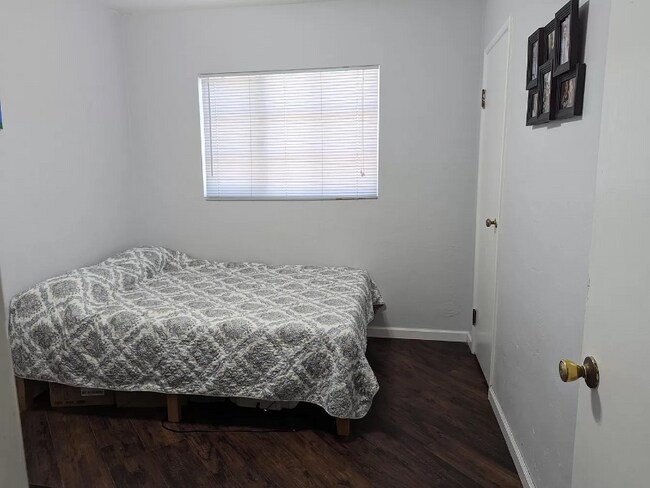 Photo - 1634 E 12th St