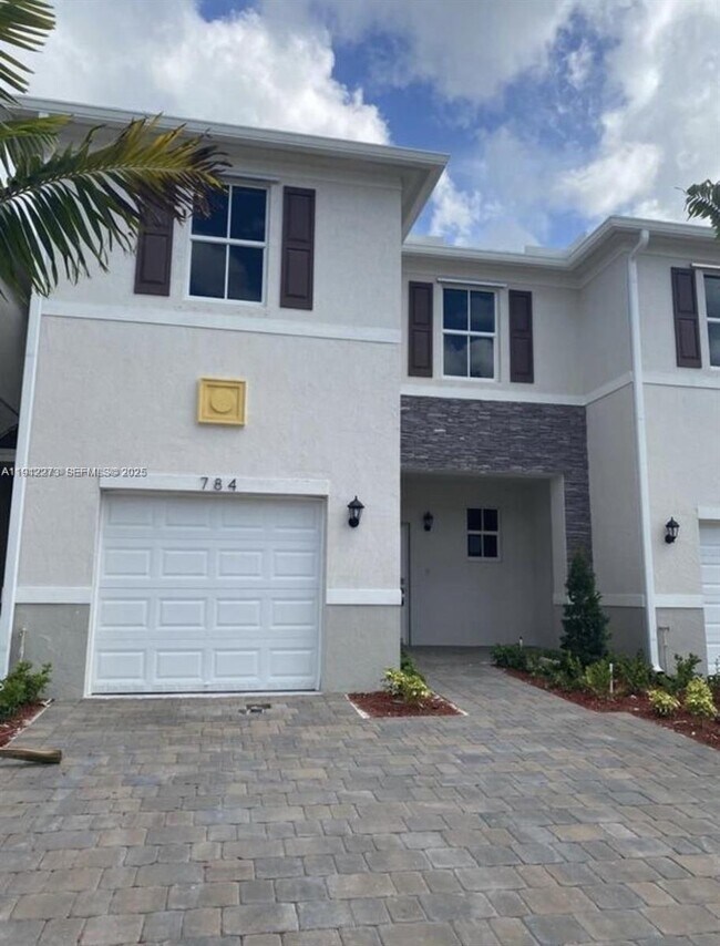 Building Photo - 784 SE 19th St