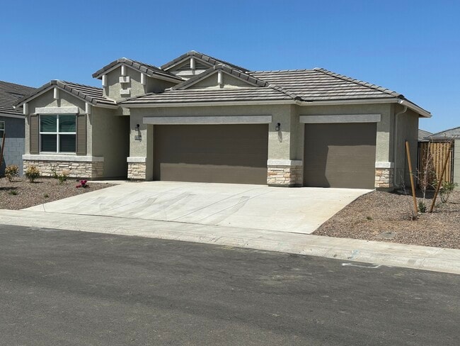 Three Car Garage - 37036 N Hinterwald Way House