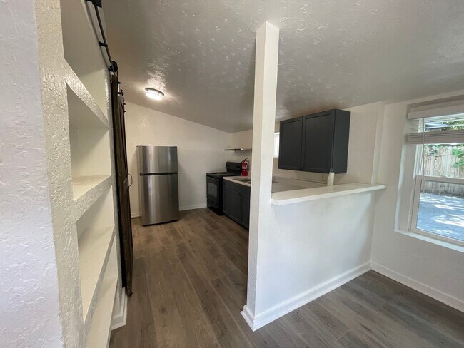 Photo - 905 E Crenshaw St