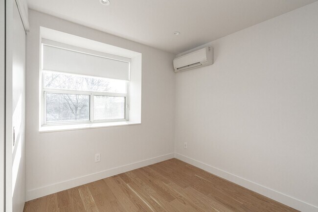 Photo - 365 Eglinton Ave E Unit 305