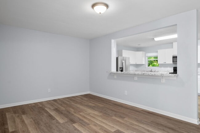 Photo - 4 Bed/2 1/2 Bathroom On Bus Line Undergrads Pets