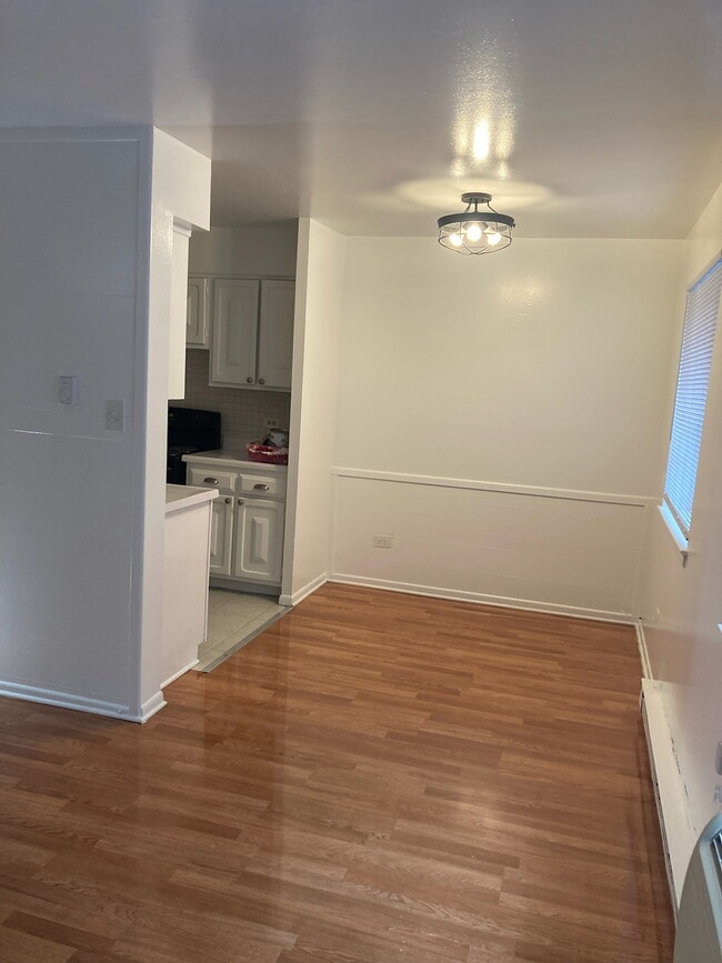 Building Photo - 5920 N Kenmore Ave Unit 203