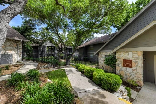 Experimente el encanto de Distinction Apartment Homes, donde la vida moderna se fusiona con la serenidad de sus paisajes. Disfrute de espacios bien diseñados, exuberante vegetación y un vibrante ambiente comunitario. ¡Explore el estilo de vida que se merece hoy mismo! ¡Contáctenos para más información! - Distinction Apartment Homes