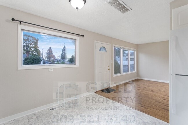 3+ Bedroom House w/ Large Backyard - South... - 3+ Bedroom House w/ Large Backyard - South...