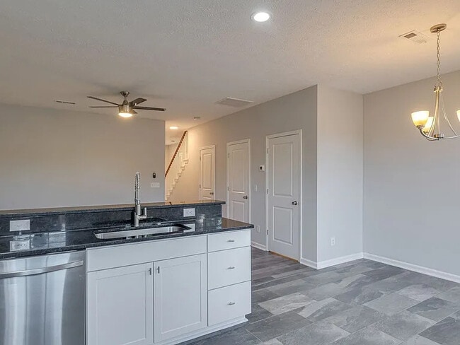 Photo - 411 Longfellow Ln